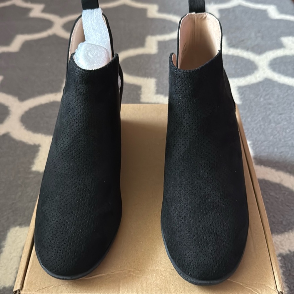 Journee Mylee Black Suede Wedge Booties for Women in Size 6 NIB